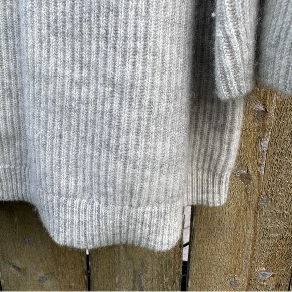 Ann Taylor 100% Cashmere Cold Shoulder Wide Sleeve Sweater Sz M - Picture 9 of 15